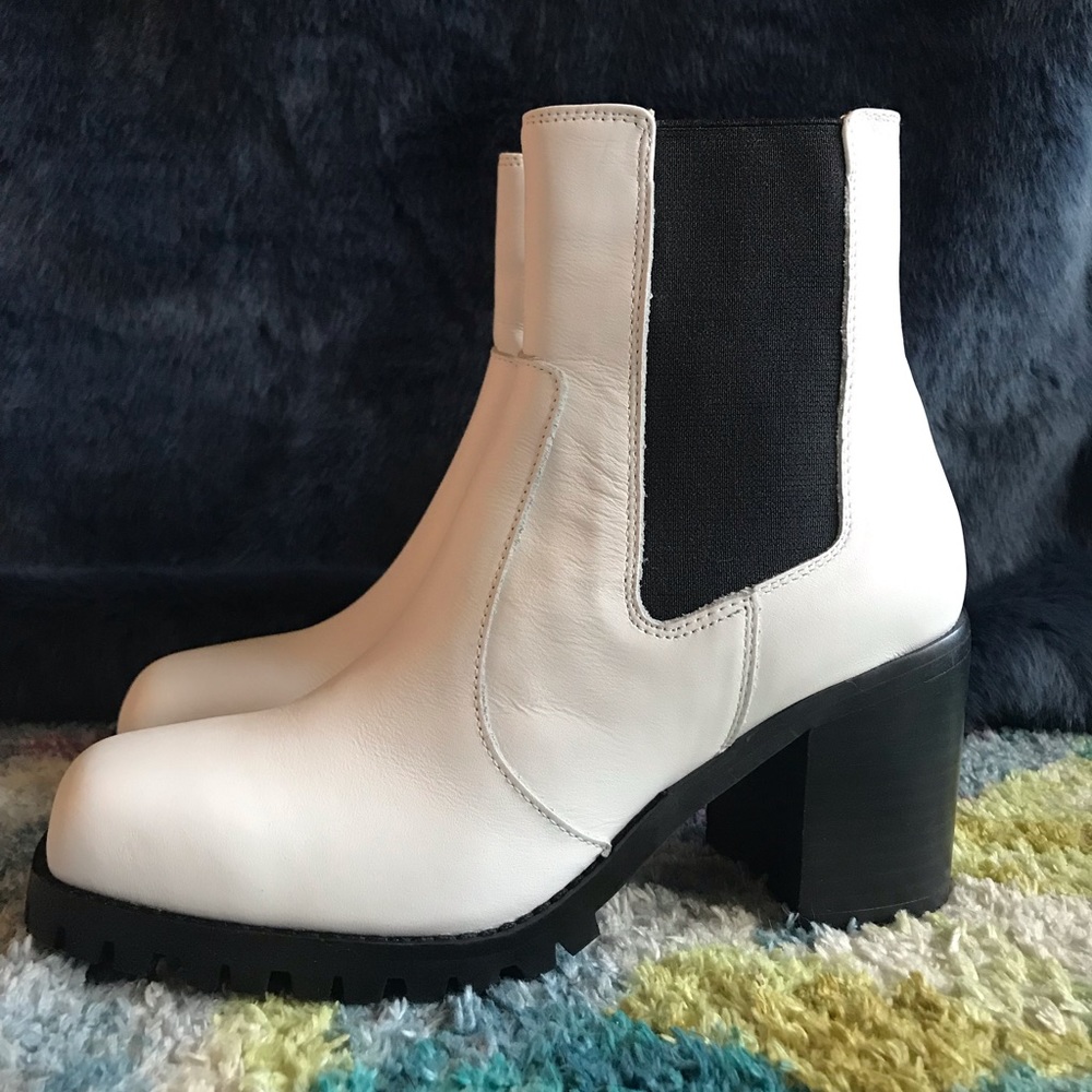 Chunky white heel booties 😍